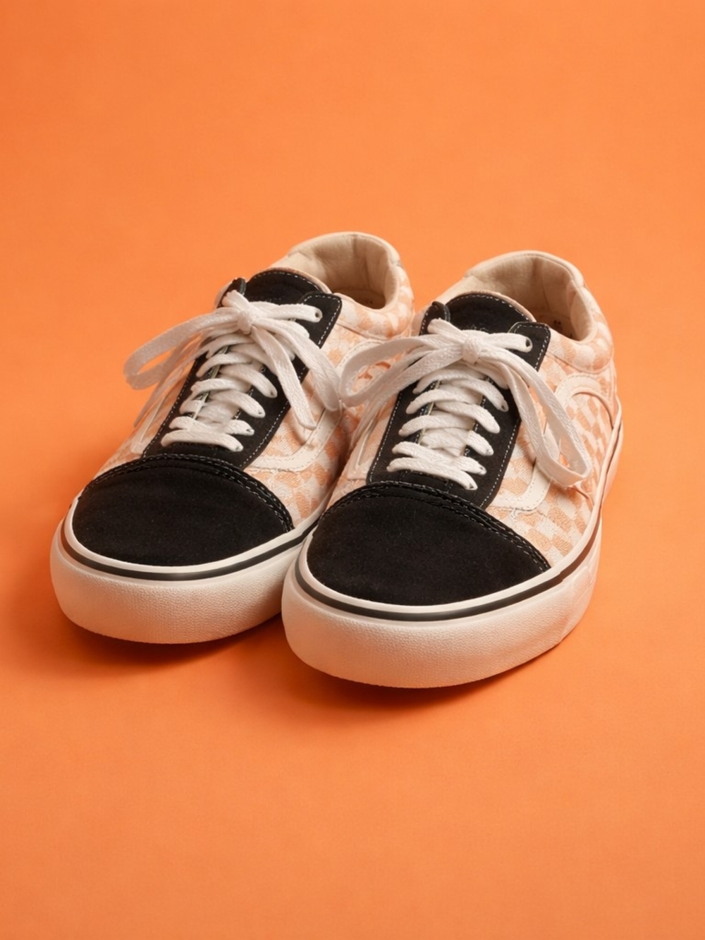 Vans Women’s Off The Wall Skateboard Shoes... Old Skool